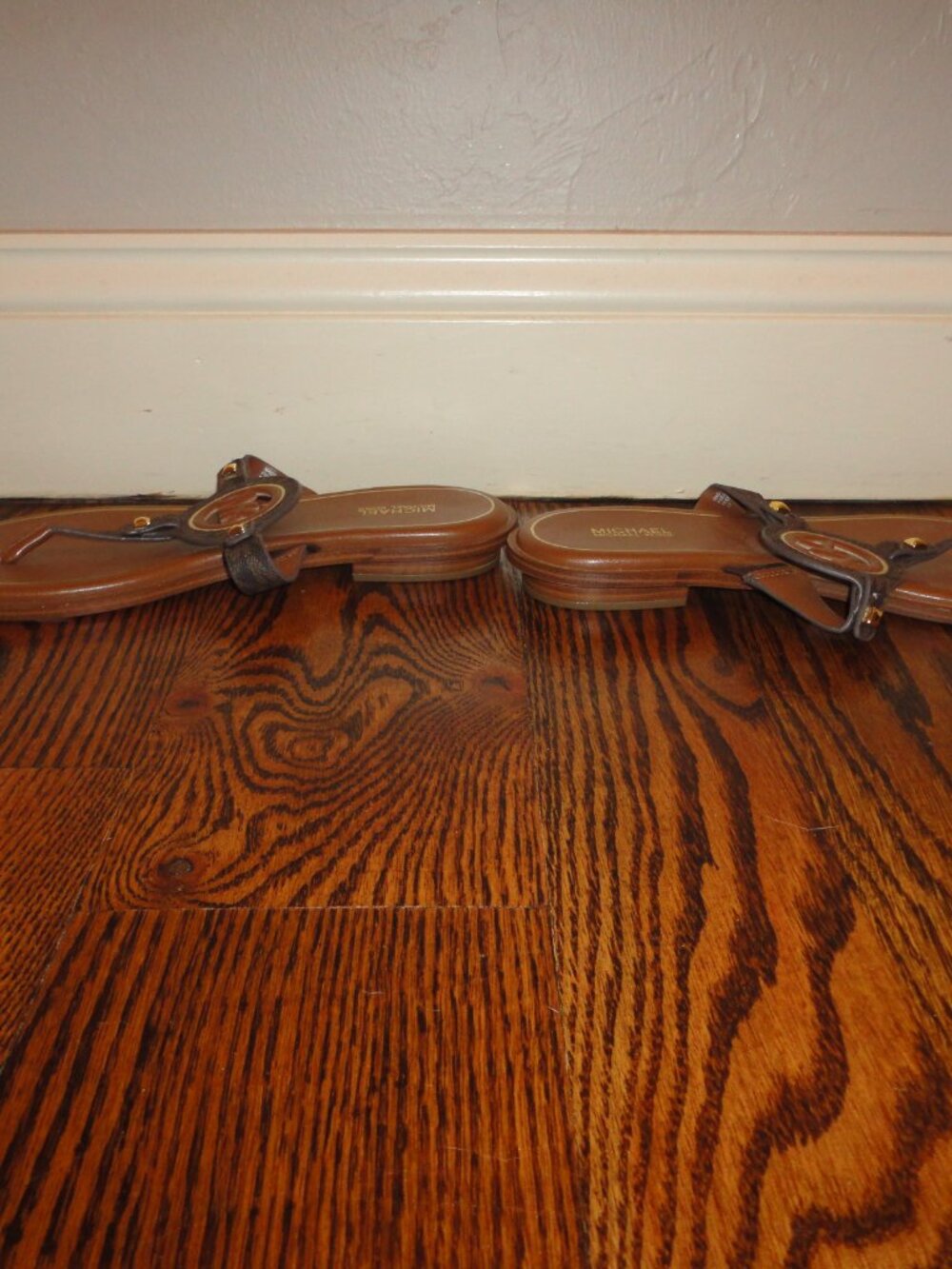 MICHAEL KORS Women's Brown Leather Logo Flip Flop Sandals Size 9 - Picture 4 of 8